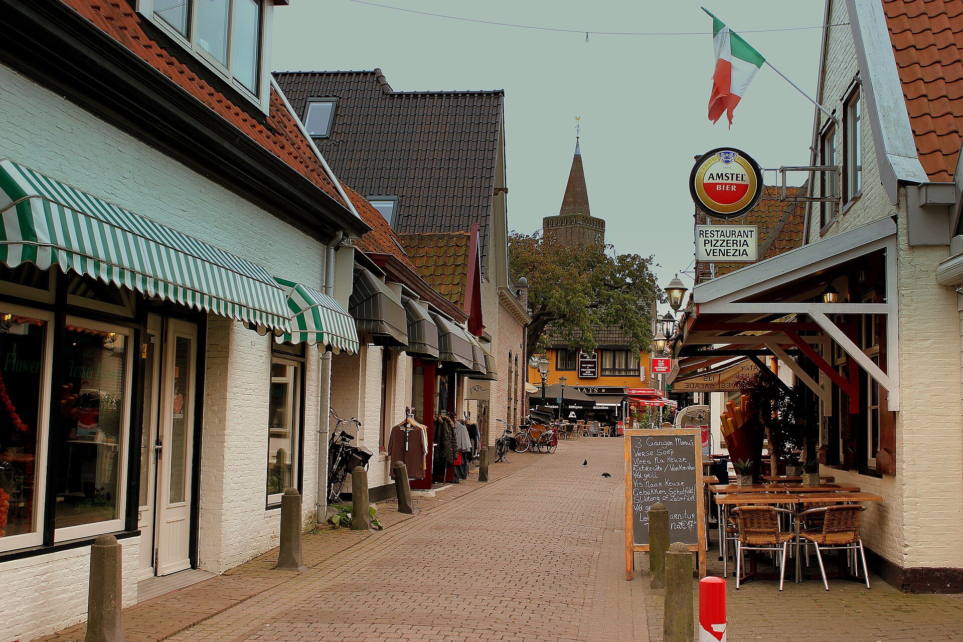 Ladenstraße mit Geschäften und Restaurants in Den Burg auf Texel