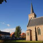 Die Ringdörfer von Zeeland (z.B. Dreischor) Die Sint-Adriaanskerk im Zentrum des Ringdorfs Dreischor im Herbst