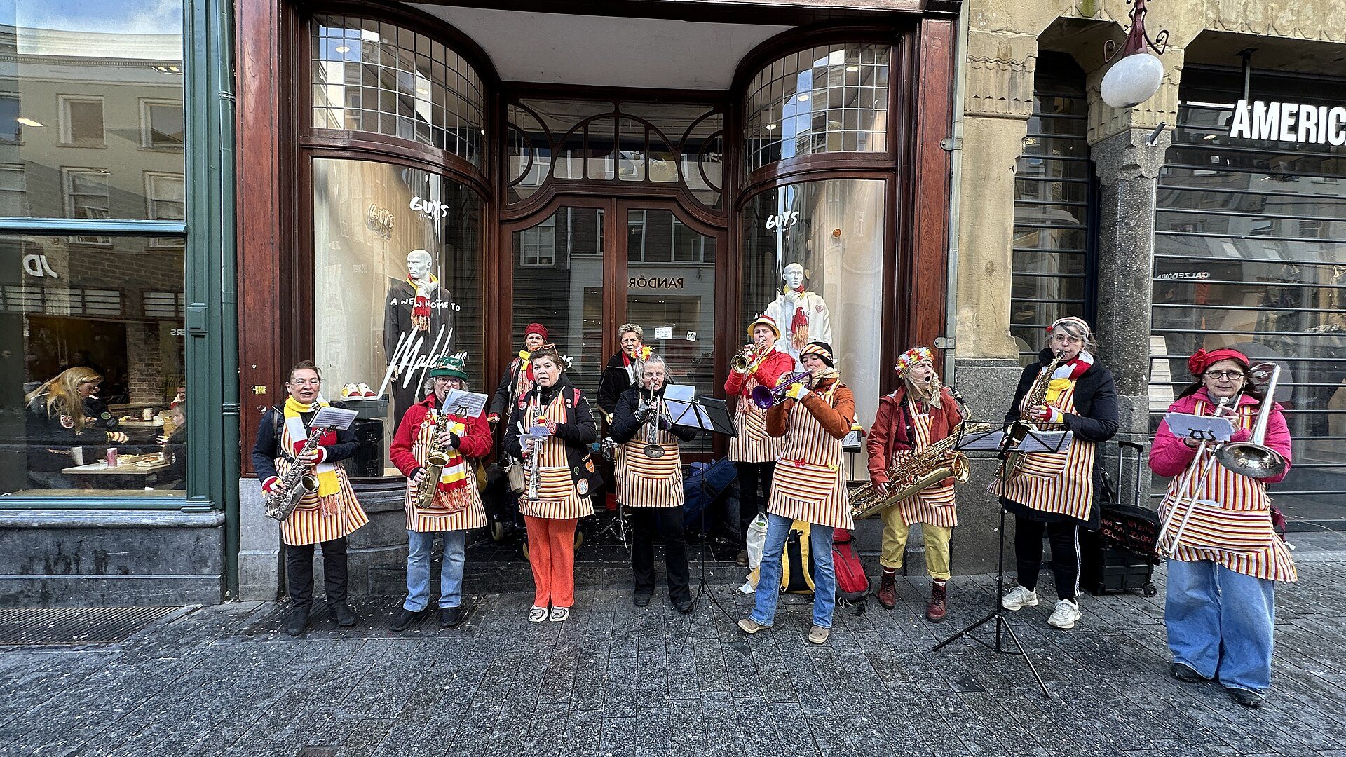 Kostümiertes Damenorchester spielt beim Karneval in Oeteldonk (Den Bosch)