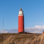 Die niederländischen Watteninseln im Überblick Roter Leuchtturm bei De Cocksdorp in den Dünen von Texel