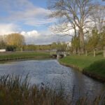 Fort Vechten und die Neue Holländische Wasserlinie Wassergraben von Fort bij Vechten in Bunnik mit herbstlichen Bäumen