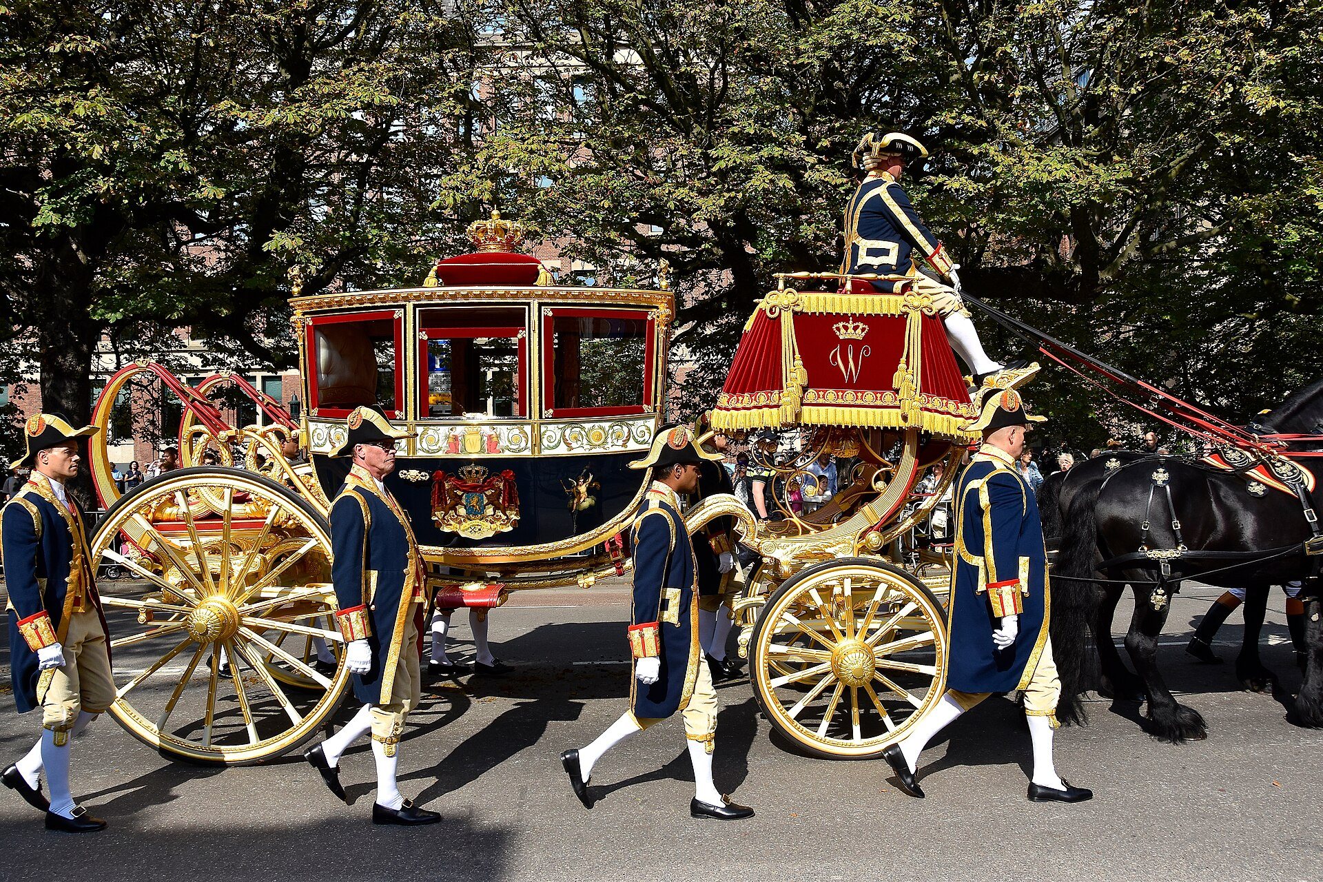 Glaskutsche mit Lakaien am Prinsjesdag 2016 in Den Haag