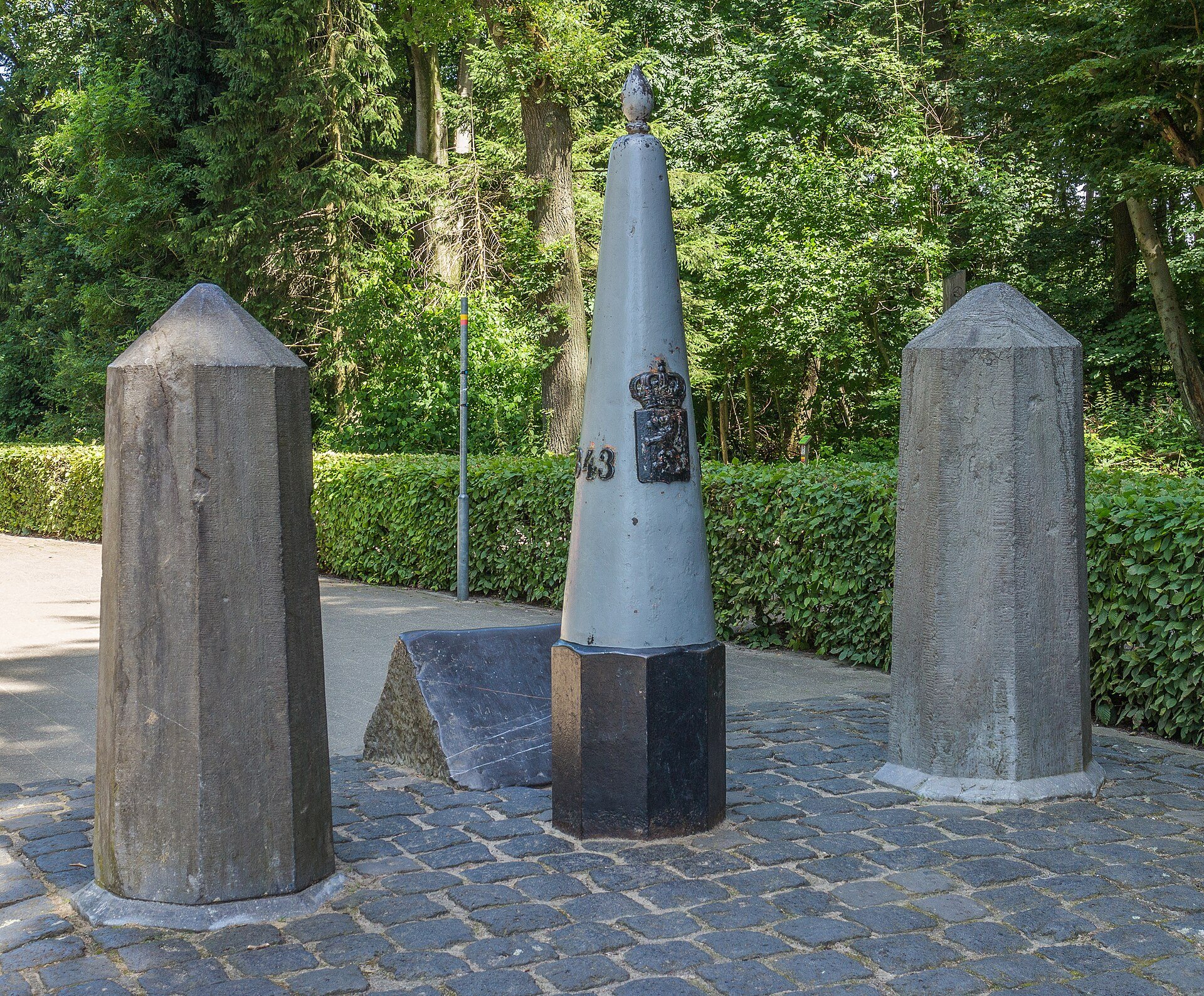 Symbolische Grenzsteine am Dreiländerpunkt auf dem Vaalserberg bei Vaals