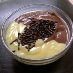 Alles über Vla: Der beliebte niederländische Pudding Dubbelvla aus Vanille- und Schokoladenvla mit Hagelslag in einer Glasschale