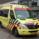Notrufnummern und medizinische Versorgung für Touristen in den Niederlanden Gelber Rettungswagen mit Sternmarkierung, wie er in den Niederlanden im Einsatz ist