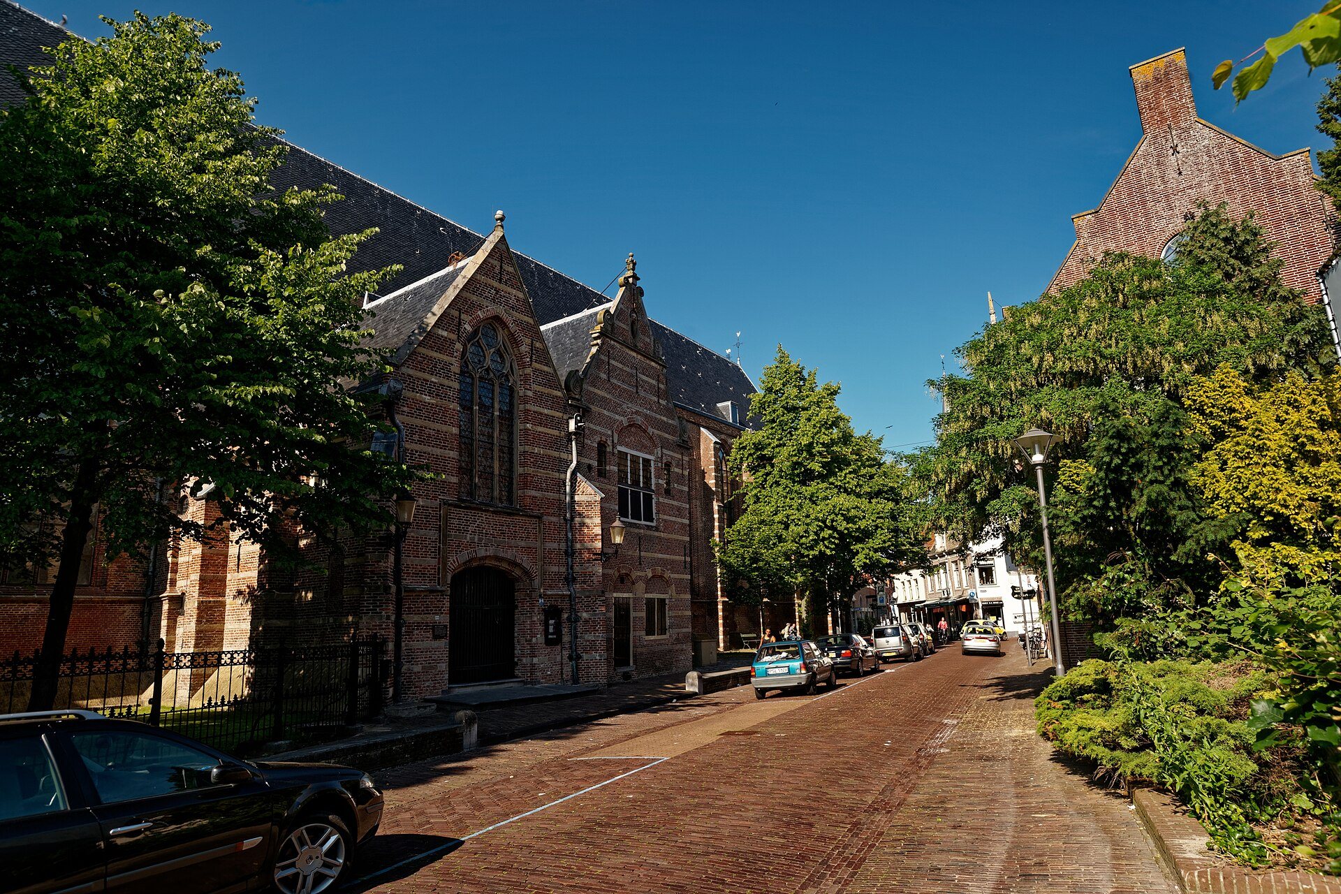 Die spätgotische Westerkerk an der Westerstraat in der Altstadt von Enkhuizen