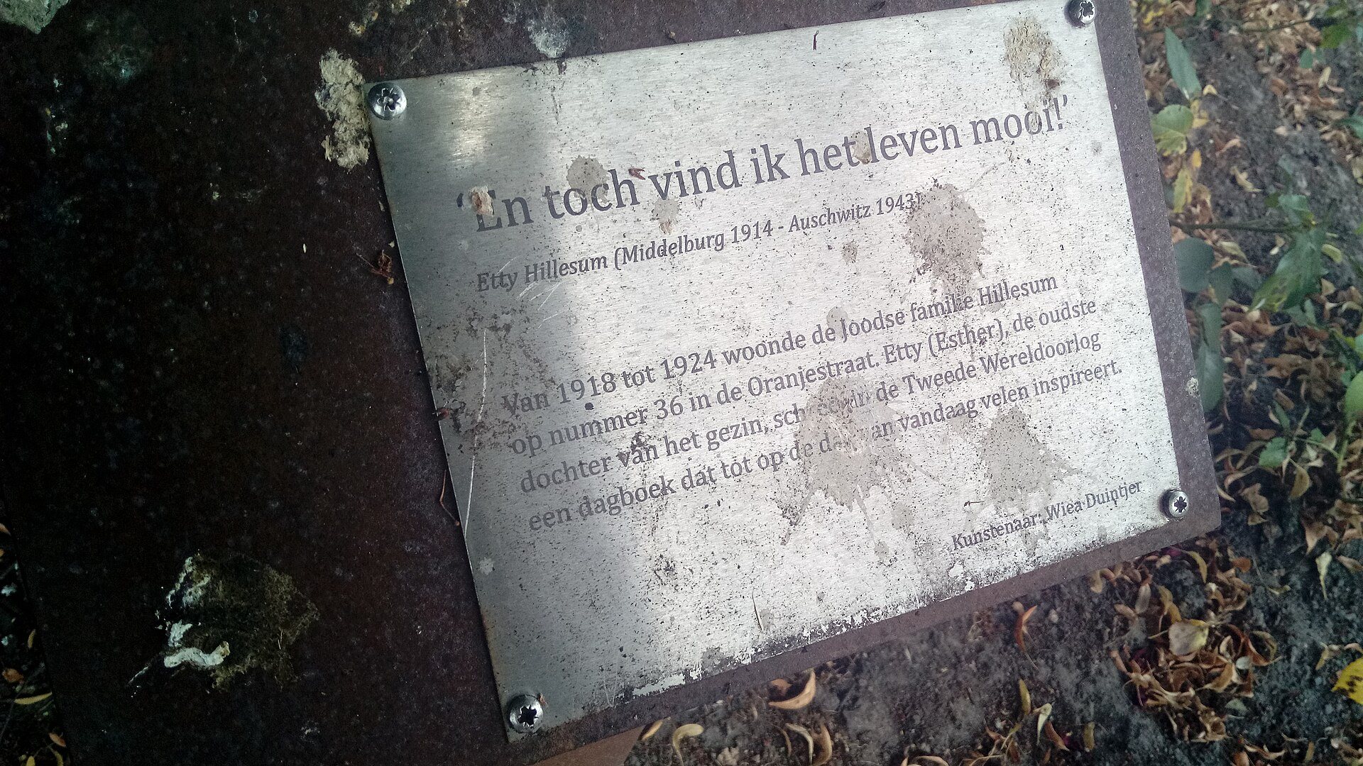 Gedenktafel mit Etty Hillesums Tagebuchsatz „En toch vind ik het leven mooi“ in Winschoten