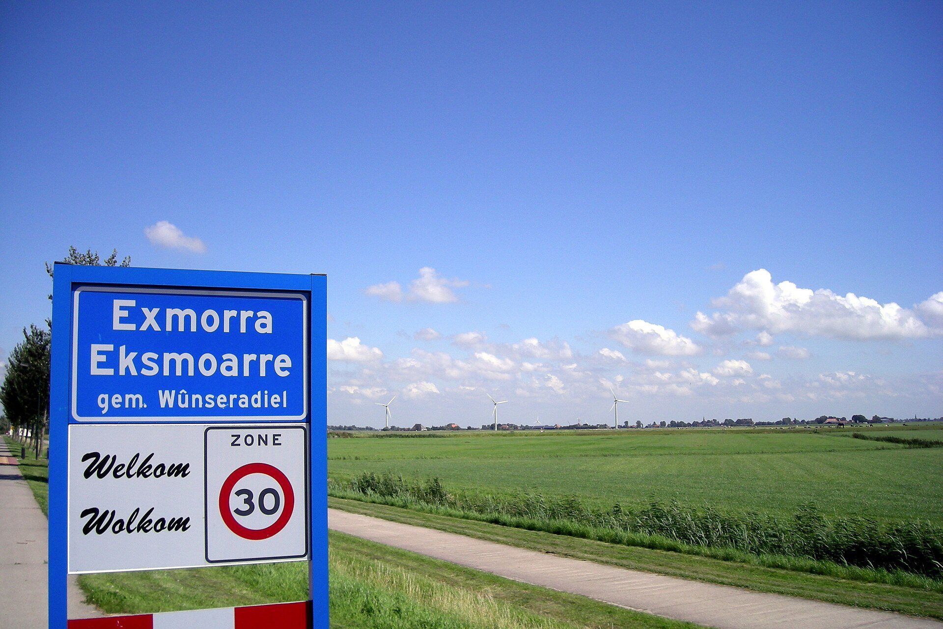Zweisprachiges Ortsschild Exmorra/Eksmoarre in der Provinz Friesland