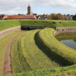Die befestigte Stadt Naarden: Ein architektonisches Meisterwerk Bastion, Wassergraben und Kirchturm der Festungsstadt Naarden