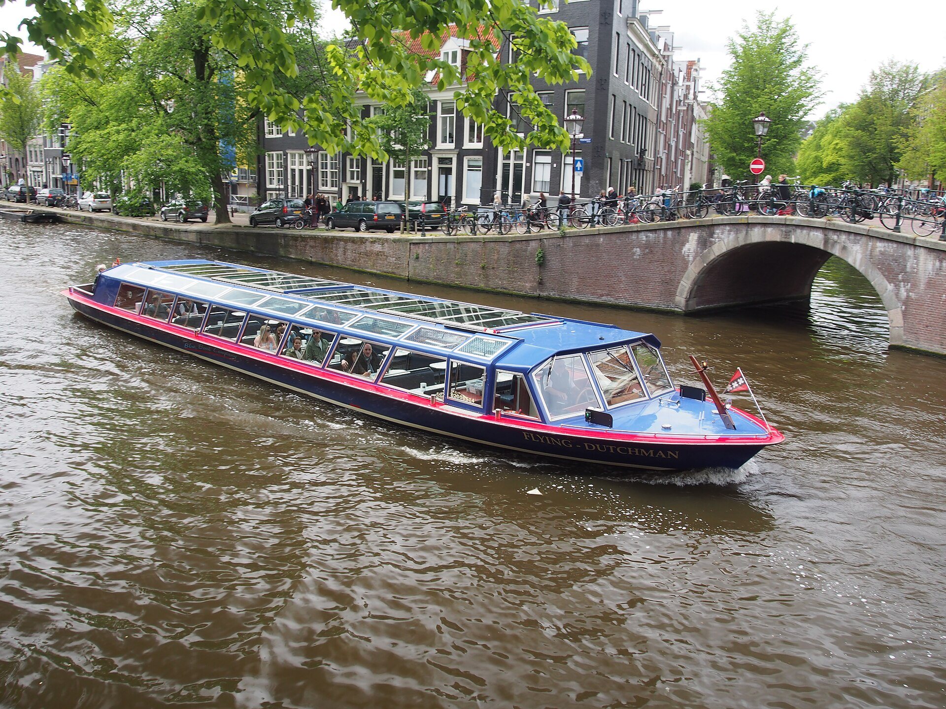 Rundfahrtboot mit Glasdach auf der Prinsengracht in Amsterdam