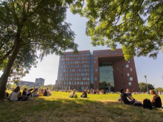 Das Forum-Gebäude auf dem Campus der Wageningen University im Sommer