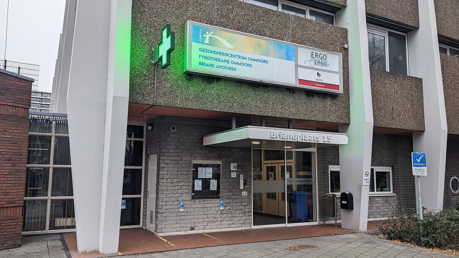 Eingang eines Gesundheitszentrums mit Hausärzten und Apotheke in einer niederländischen Stadt