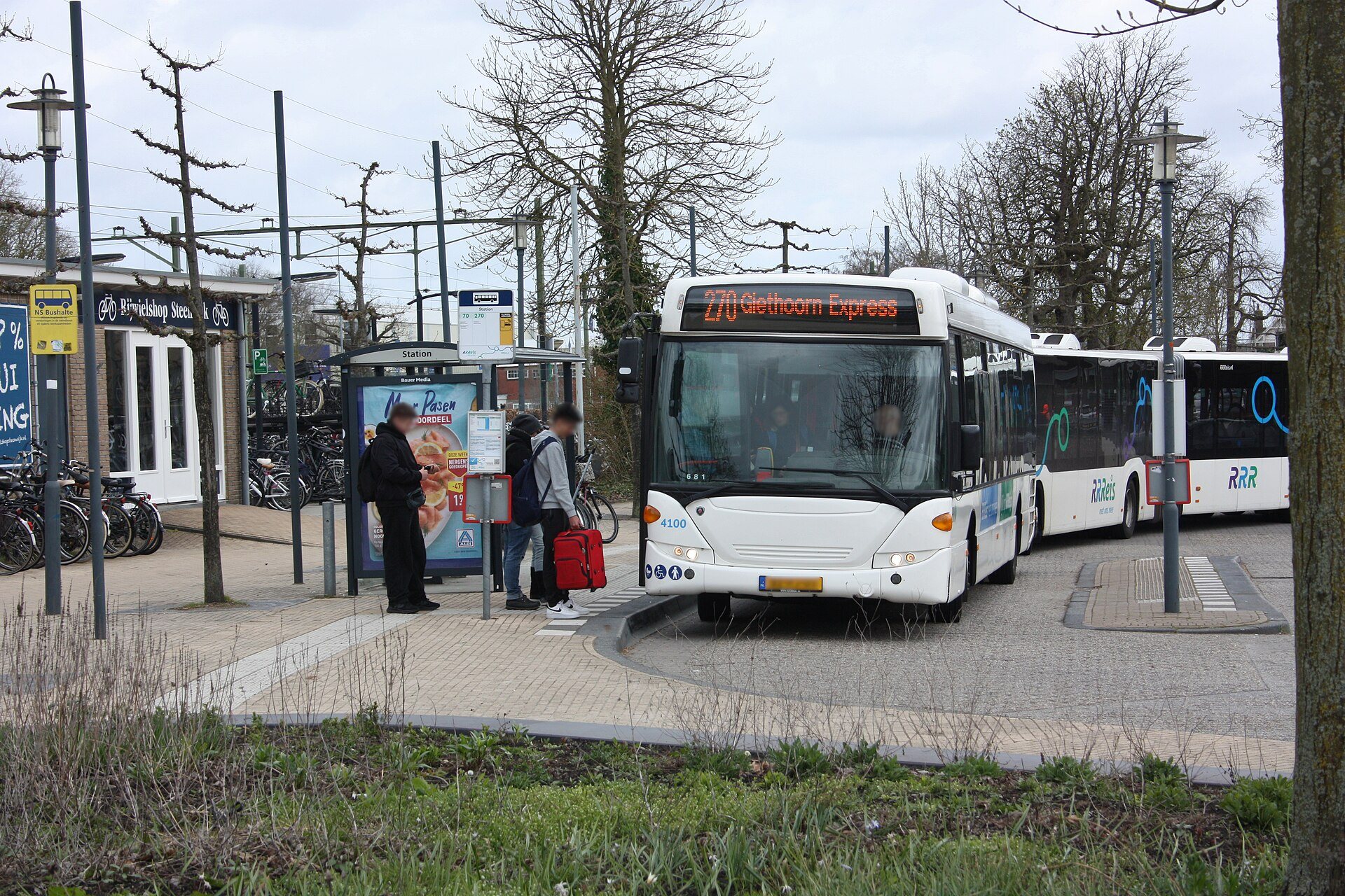 Bus Giethoorn Express an der Haltestelle vor dem Bahnhof Steenwijk