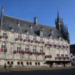 Die historische Stadt Gouda: Mehr als nur Käse Gotisches Rathaus von Gouda auf dem Marktplatz