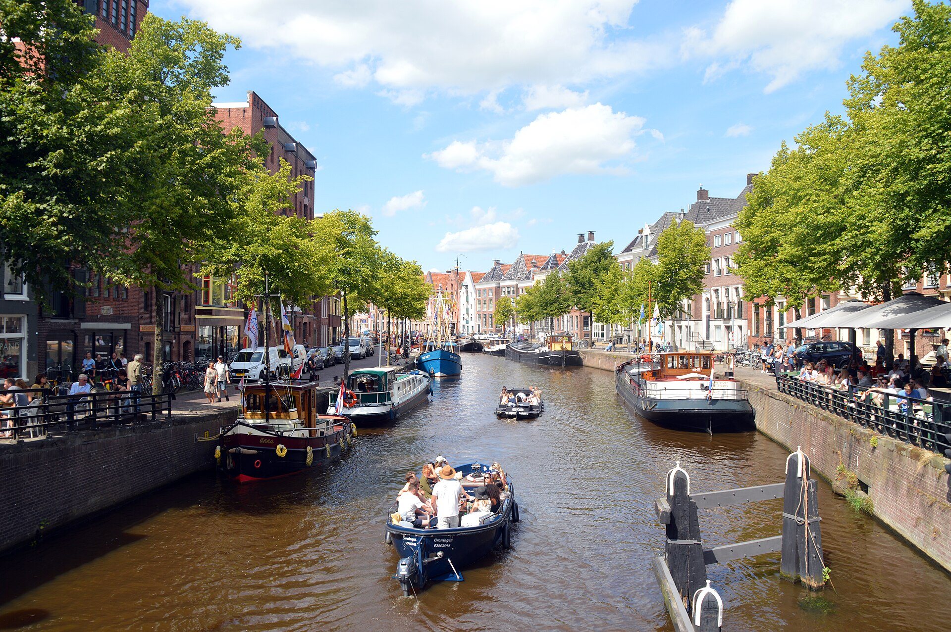 Ausflugsboote auf der Gracht Hoge der A in Groningen