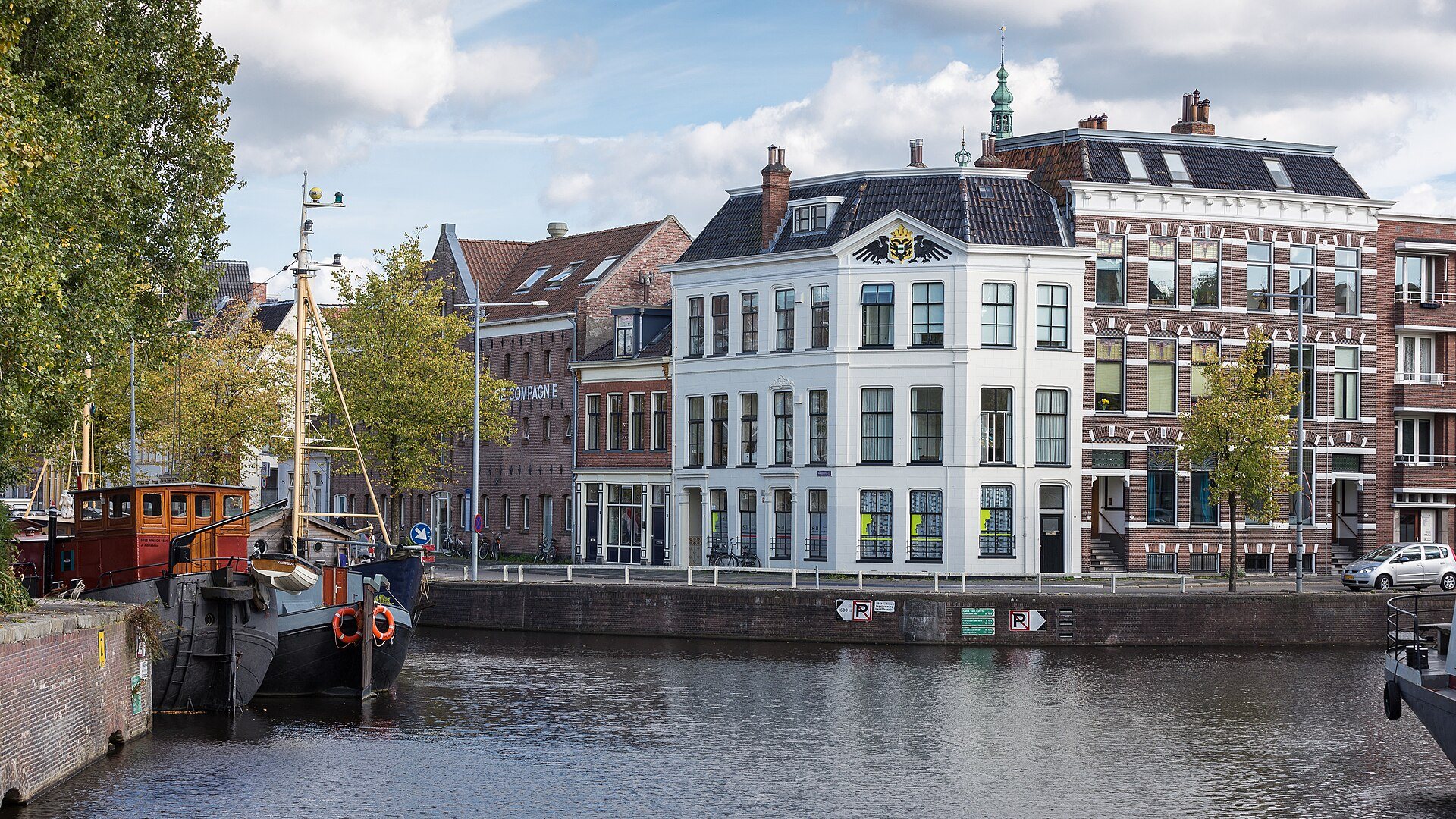 Wohnhäuser und Hausboote an der Noorderhaven in Groningen