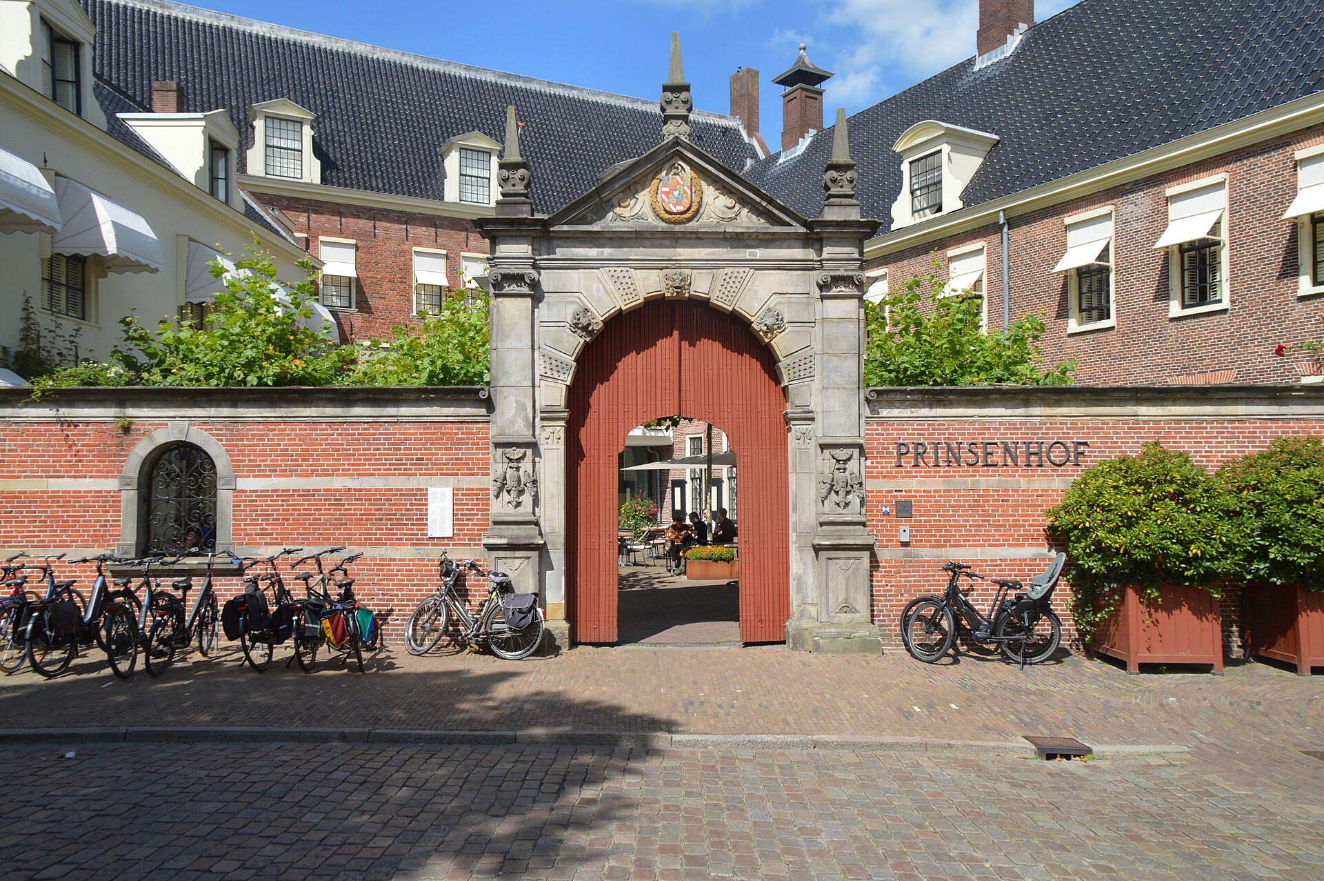 Tor und Fassade des Prinsenhofs in Groningen am Martinikerkhof