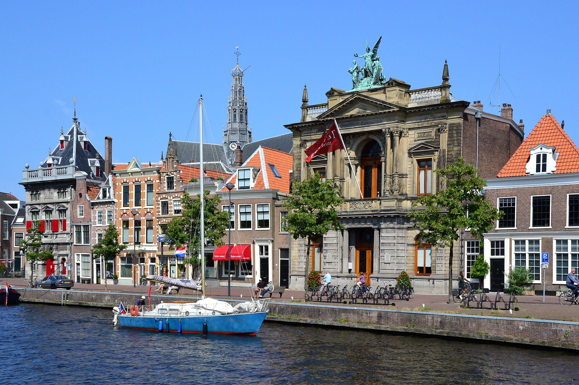 Giebelhäuser und Teylers Museum am Spaarne in der Altstadt von Haarlem