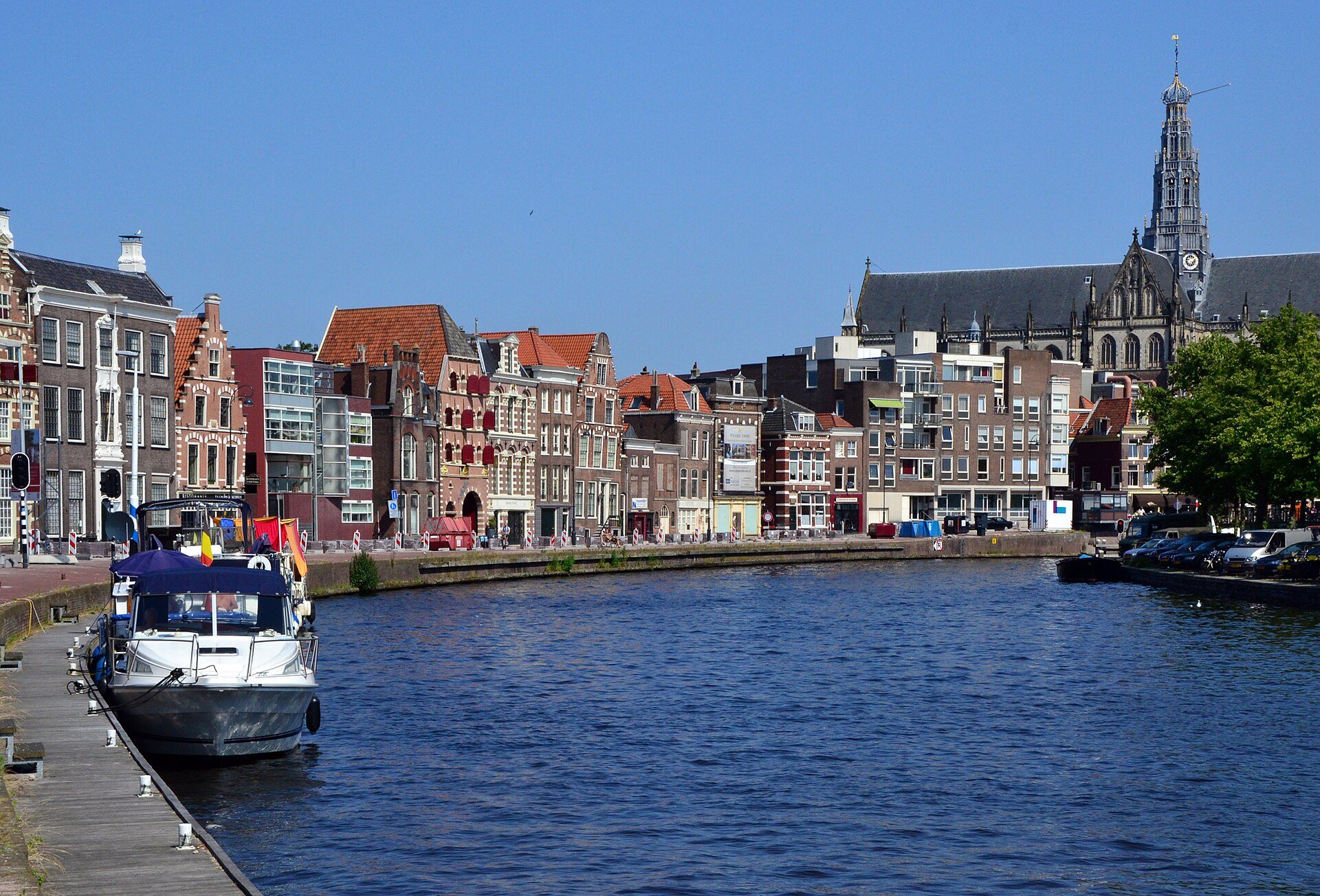 Spaarne mit Giebelhäusern und dem Turm der Sint-Bavokerk in Haarlem