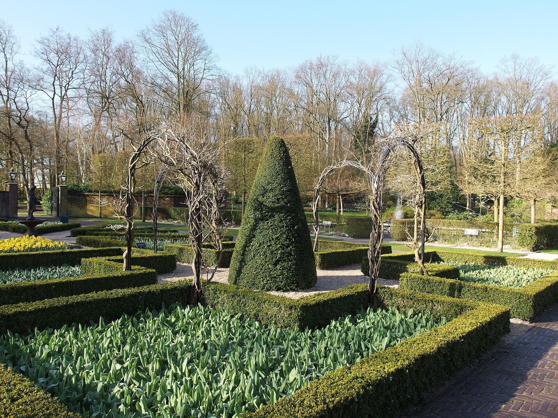 Historischer Garten mit Buchsbaumhecken und Frühjahrsblühern im Keukenhof