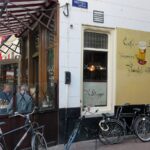 Die Evolution der niederländischen Kaffeekultur: Von Braunen Cafés zu modernen Kaffeebars Seitenfassade des Café Hoppe am Spui in Amsterdam, braunes Café seit 1670