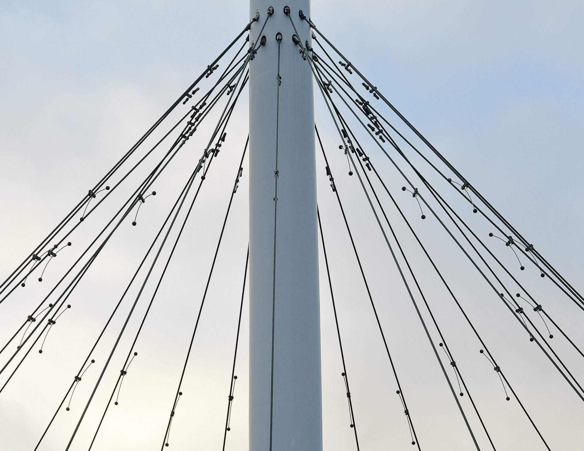 Pylon und Tragseile des Hovenrings, des schwebenden Radwegkreisels bei Eindhoven