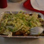 Kapsalon: Die Kalorienbombe aus Rotterdam Kapsalon mit Salat in der Aluschale an einem Imbiss in Rotterdam