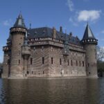 Schlösser in den Niederlanden entdecken Kasteel de Haar in Haarzuilens mit Türmen und Wassergraben
