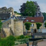 Valkenburg: Eine Reise in die Niederlande der Vergangenheit Burgruine Valkenburg und Wilhelminatoren über dem Ortskern von Valkenburg