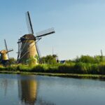 Tipps zum Fotografieren in den Niederlanden: Die besten Orte für gute Aufnahmen Windmühlen von Kinderdijk spiegeln sich im Wasser des Entwässerungskanals