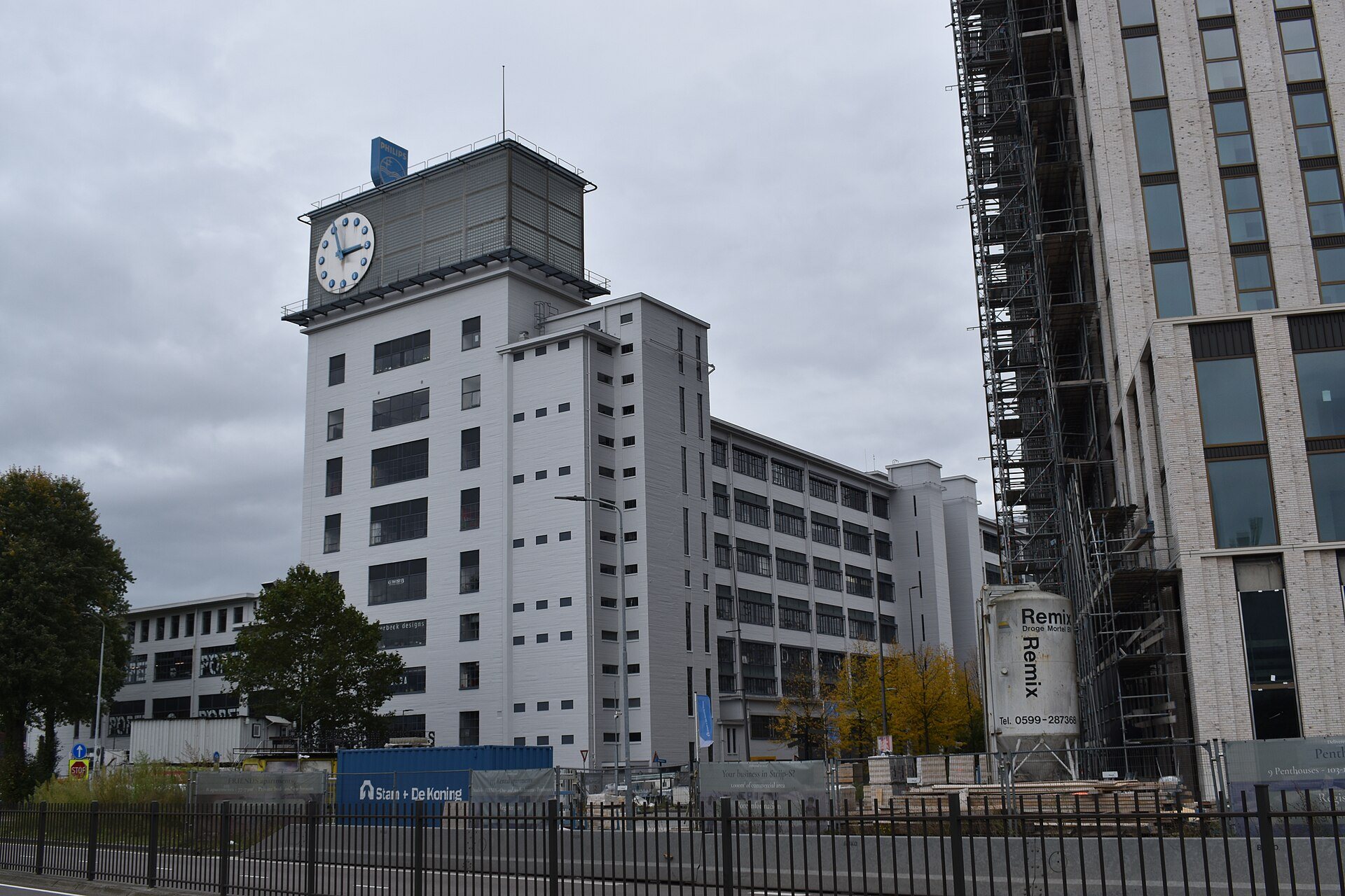 Klokgebouw im ehemaligen Philips-Areal Strijp-S in Eindhoven