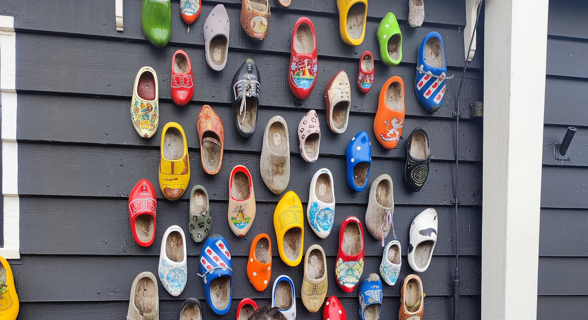 Bemalte Holzschuhe an der Fassade der Klompenmakerij in der Zaanse Schans