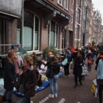 Königstag in den Niederlanden: Feier des Königshauses Vrijmarkt und Besucher in Orange an der Bloemgracht in Amsterdam am Königstag