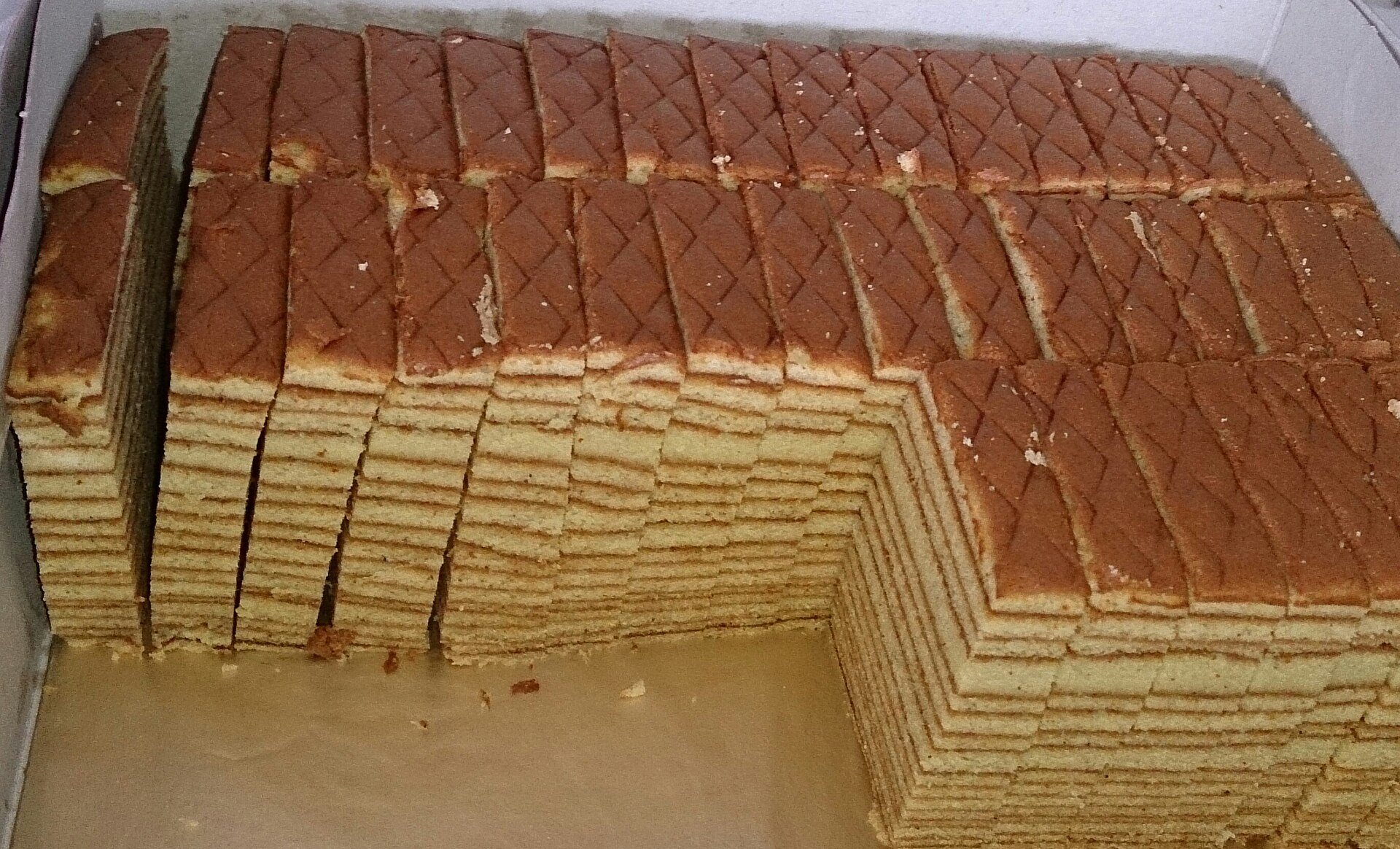 Angeschnittener Spekkoek mit zahlreichen einzeln gebackenen Schichten