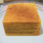 Spekkoek: Die Schichten des Geschmacks in einem indonesisch-niederländischen Kuchen Stück Spekkoek (Lapis Legit) mit vielen dünnen gebackenen Teigschichten