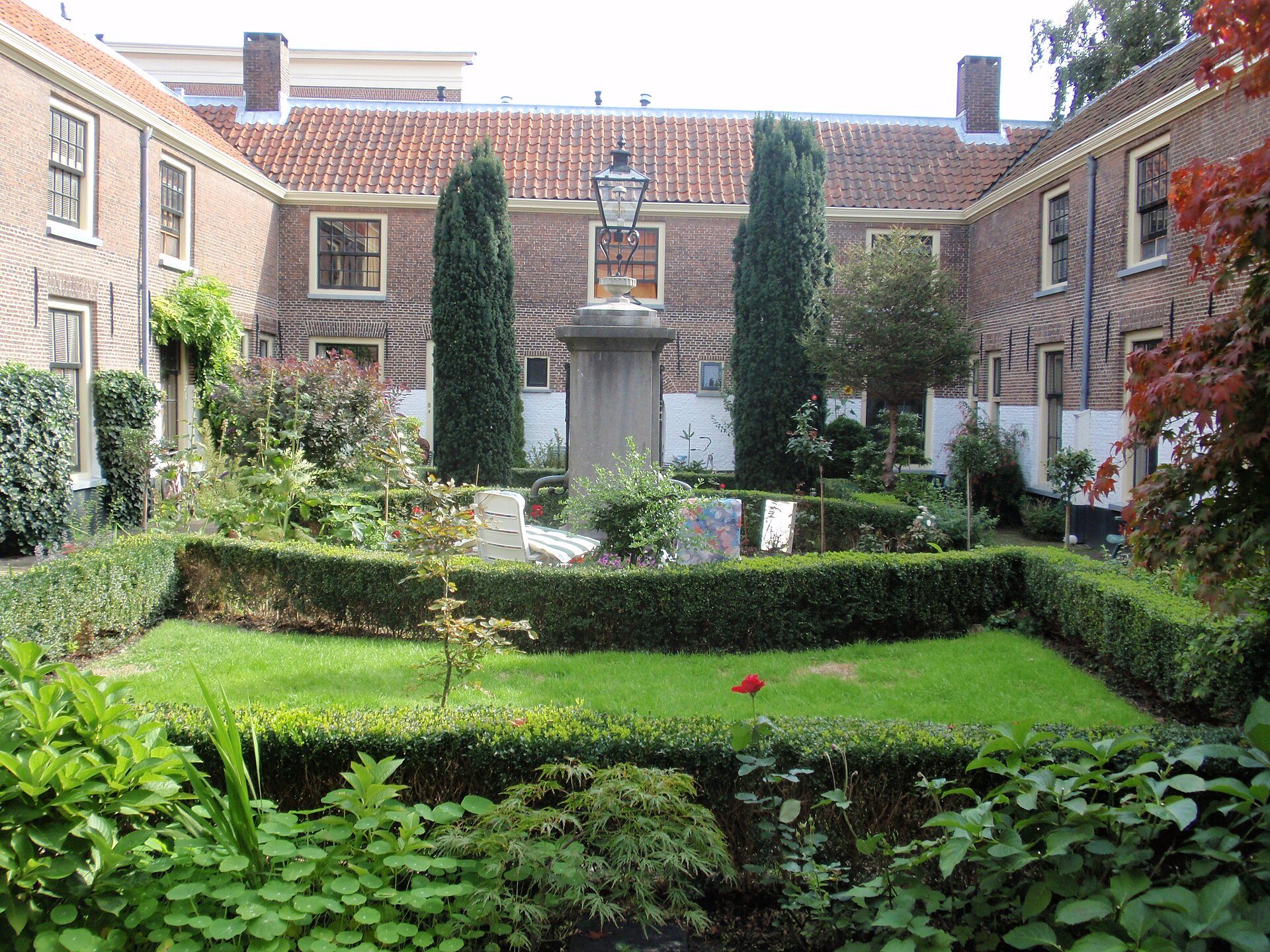 Innenhof mit Garten im Brouchovenhofje an der Papengracht in Leiden