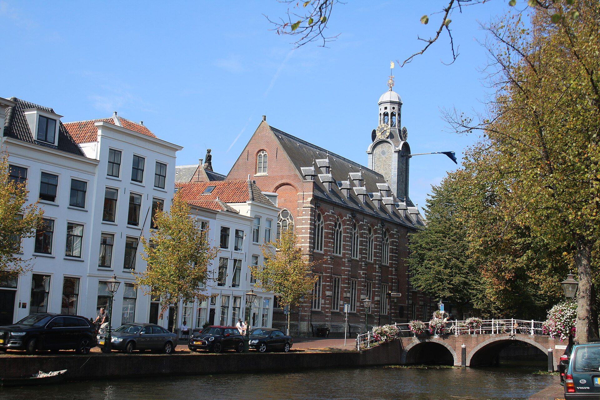 Academiegebouw der Universität Leiden am Rapenburg mit Nonnenbrug