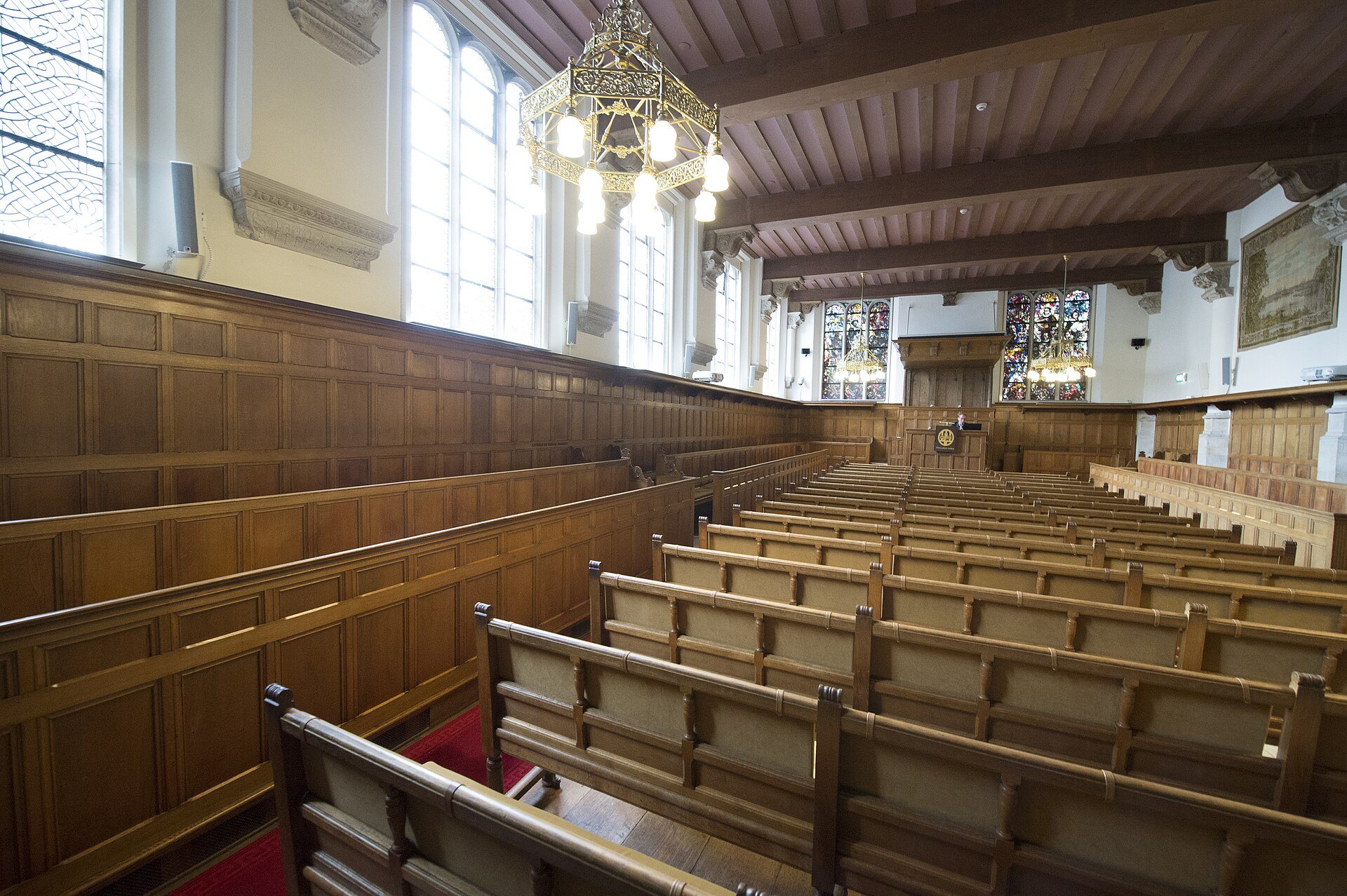 Holzgestühl im Großen Auditorium des Academiegebouw der Universität Leiden