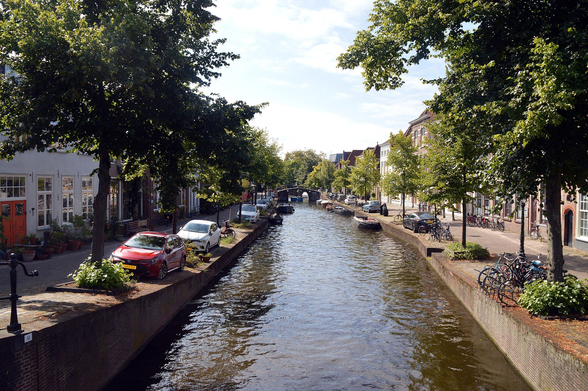 Rapenburg in Leiden mit Blick auf die Nieuwsteegbrug