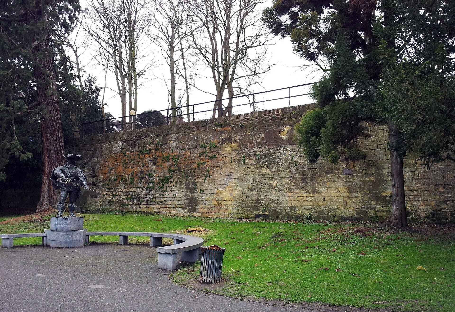 D'Artagnan-Denkmal vor der alten Stadtmauer in Maastricht