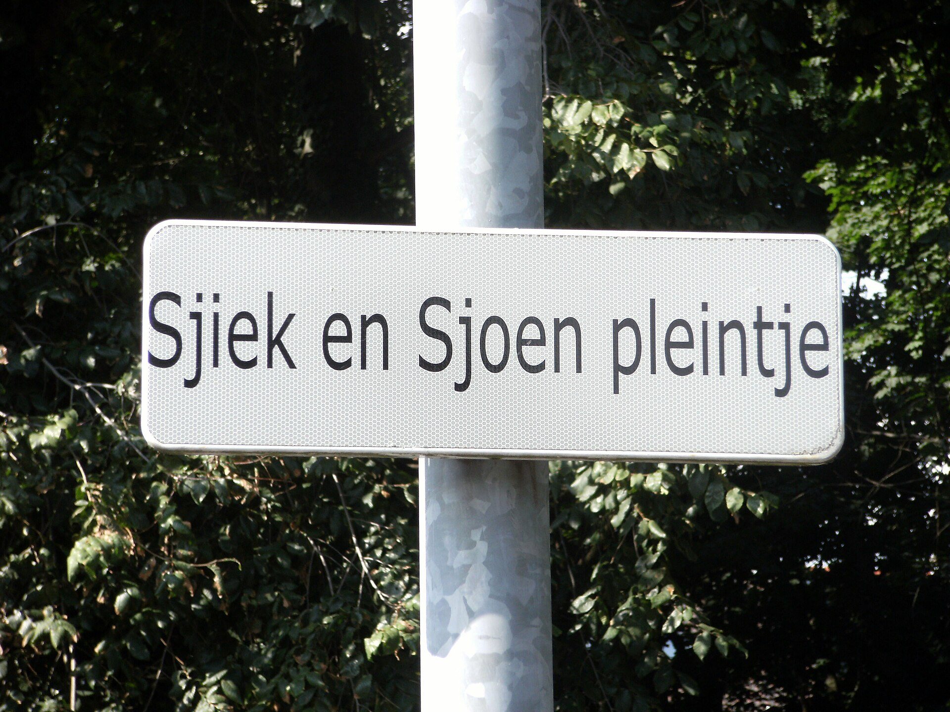 Straßenschild „Sjiek en Sjoen pleintje“ in Maastrichter Mundart