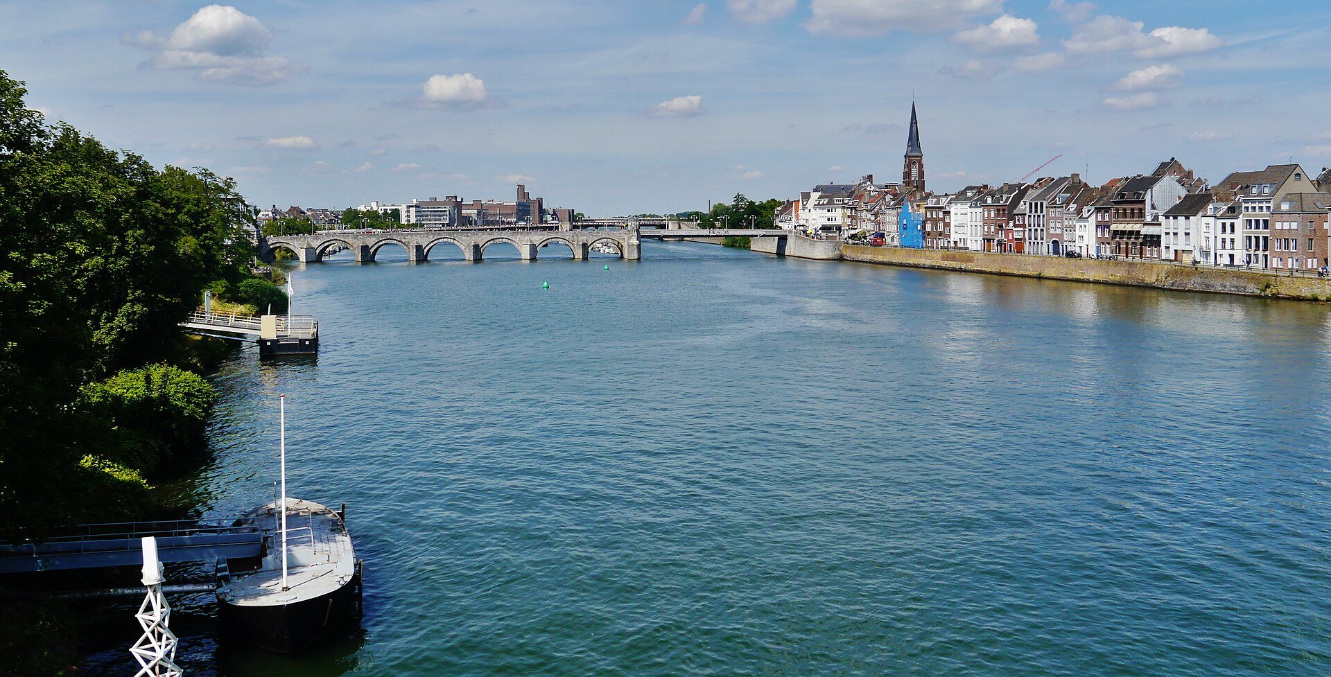 Maas in Maastricht mit Sint Servaasbrug und Häuserzeile am Ufer