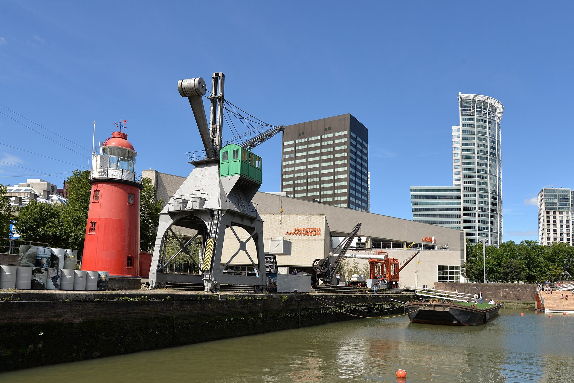 Maritiem Museum Rotterdam mit Leuchtturm und Hafenkran an der Leuvehaven