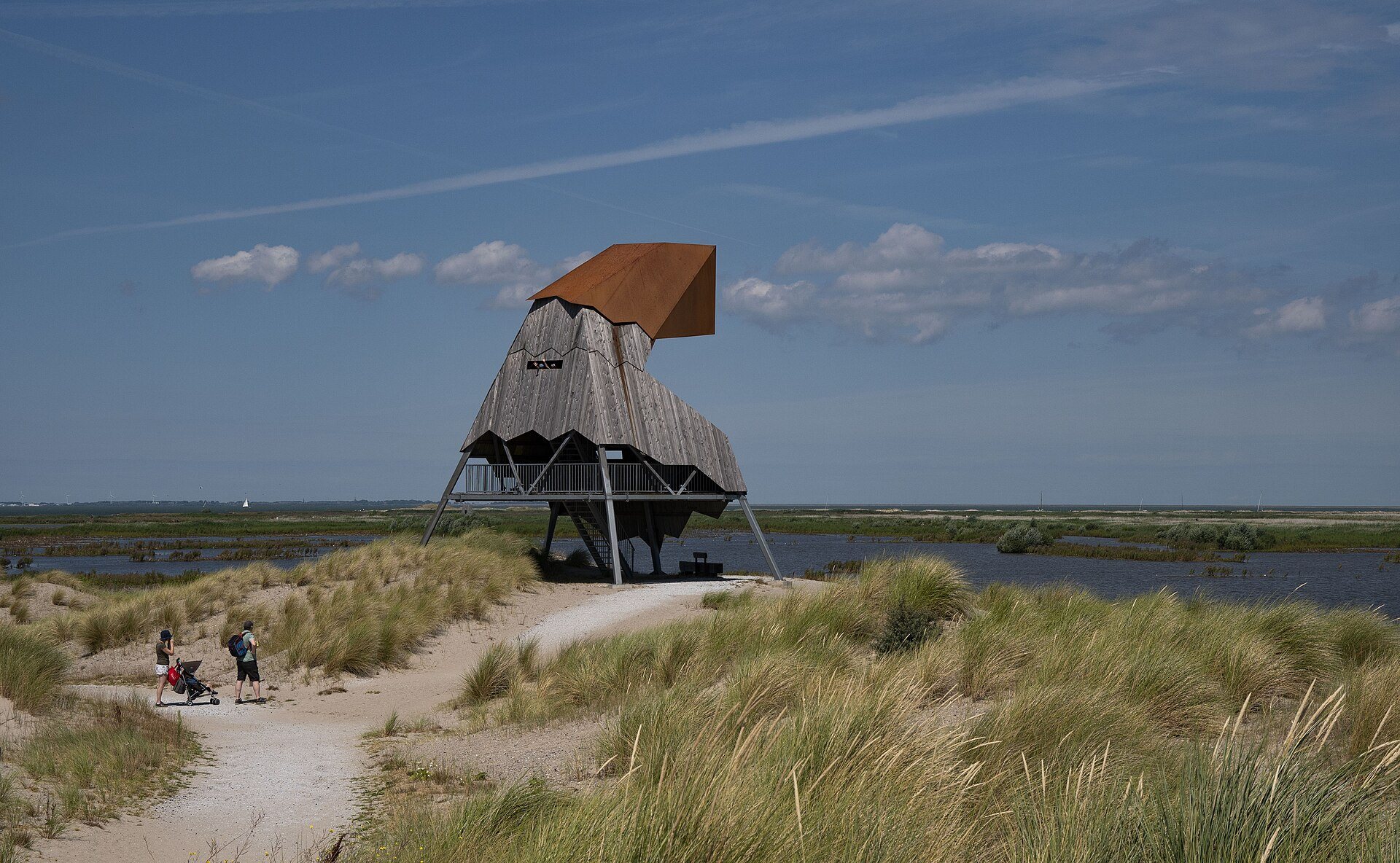 Aussichtsturm zwischen Dünen und Strandhafer auf den Marker Wadden im Markermeer