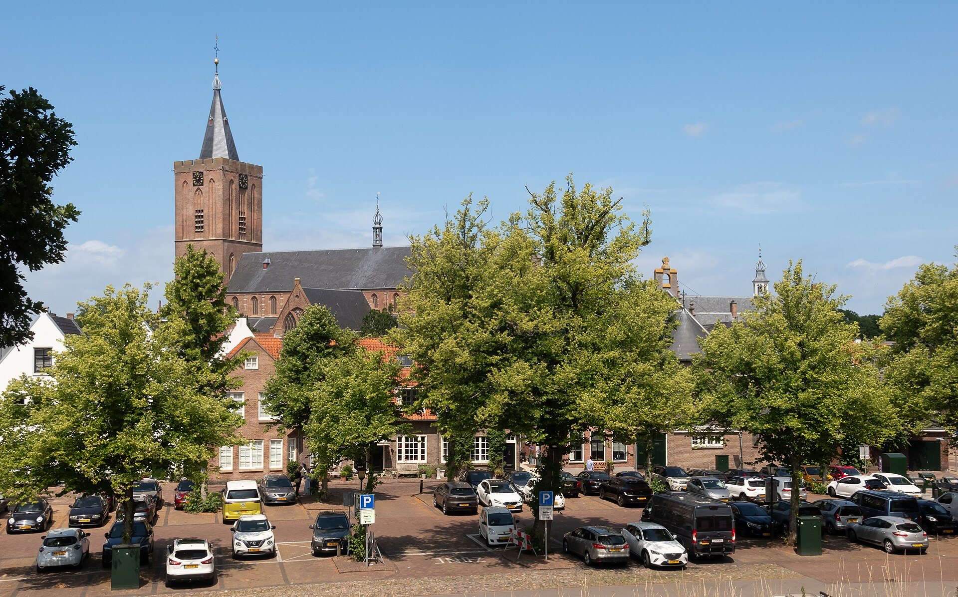 Blick auf die Grote Kerk von Naarden über den Platz in der Altstadt
