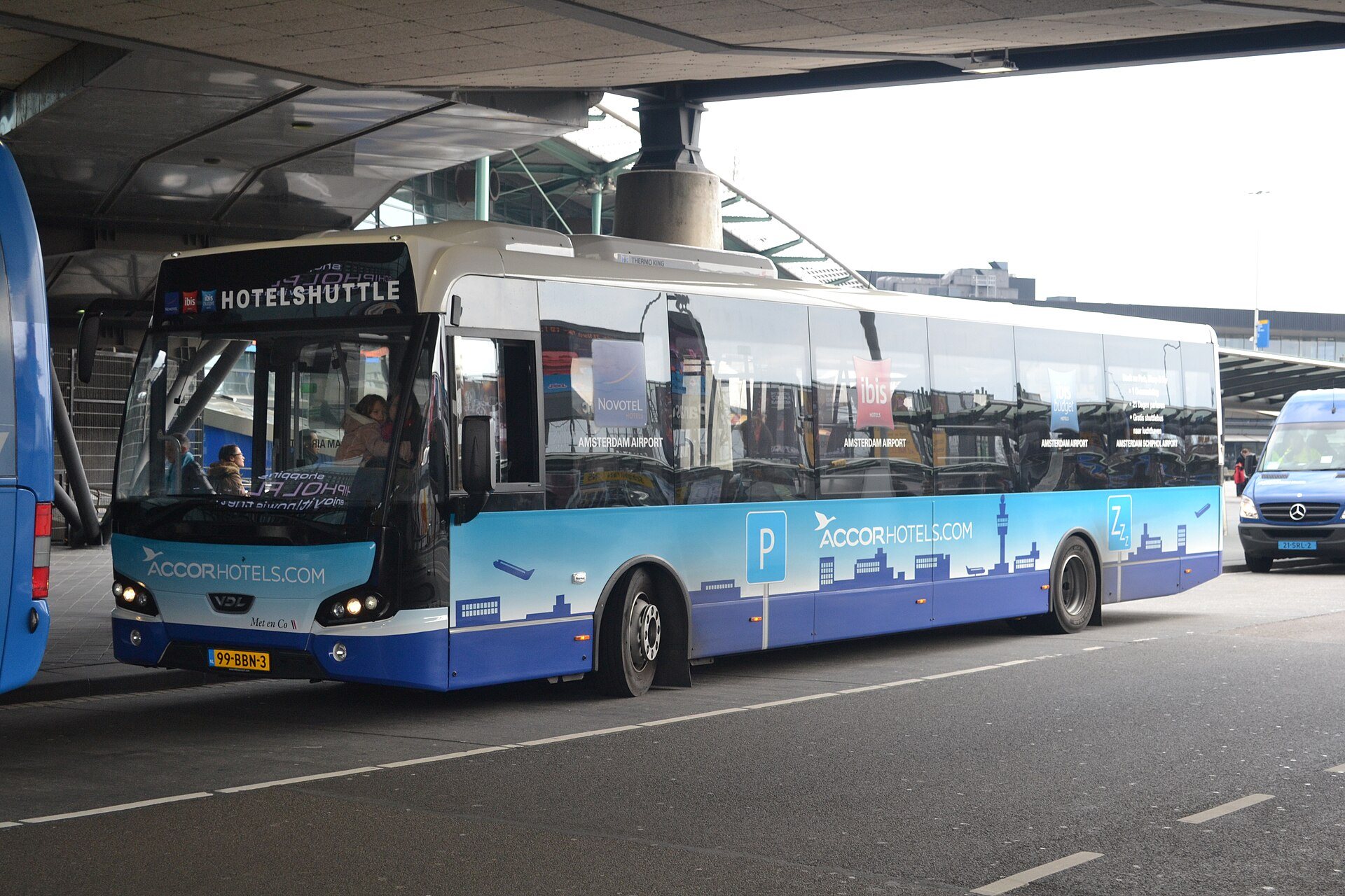 Hotelshuttle-Bus an der Haltestelle vor dem Terminal des Flughafens Schiphol
