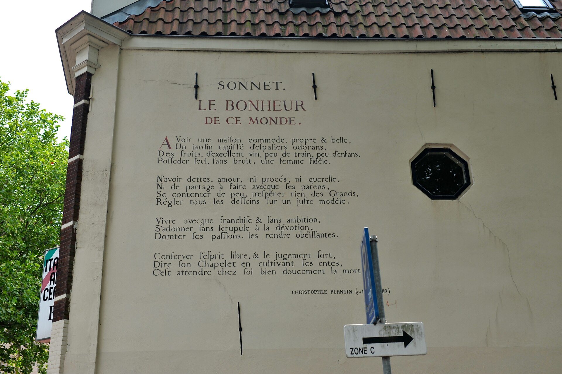 Muurgedicht mit Sonett von Christophe Plantin an einer Hauswand in Leiden