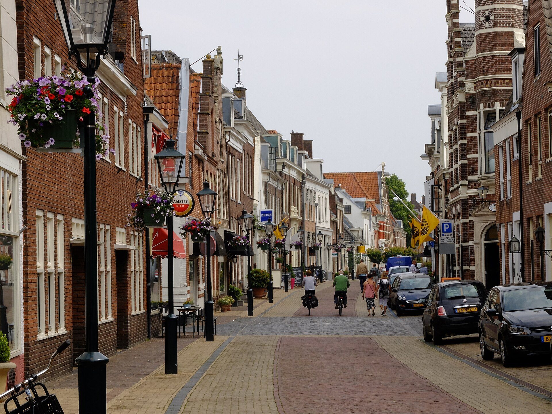 Cattenhagestraat mit historischen Häusern in der Altstadt von Naarden
