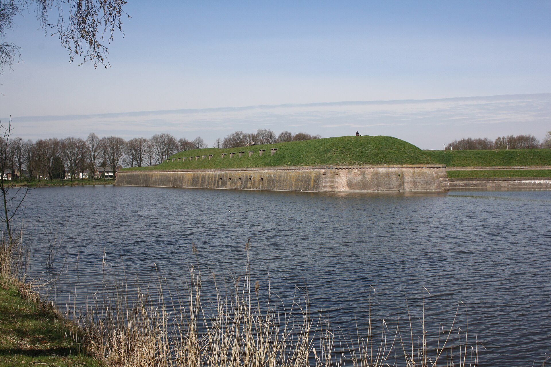 Festungswall und breiter Wassergraben rund um Naarden