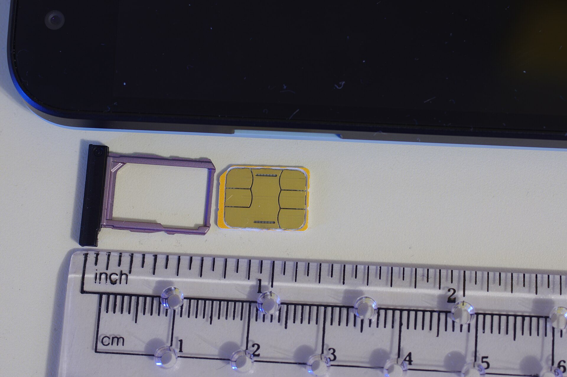 Nano-SIM-Karte und SIM-Kartenschlitten eines Smartphones